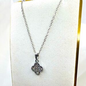 Silver toned chain pendant rhinestone flower necklace.